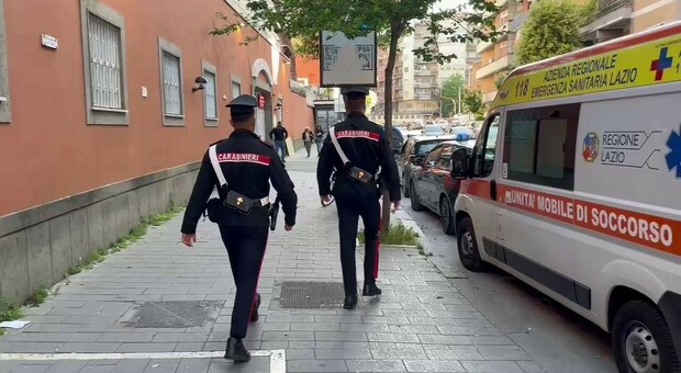 I carabinieri della stazione Torpignattara sul luogo dell'aggressione