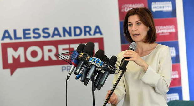 Alessandra Moretti durante la conferenza stampa