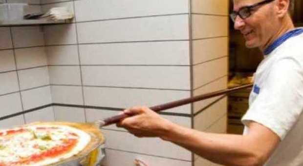 Napoli, riecco sua maestà la pizza: show speciale alla Dea Bendata