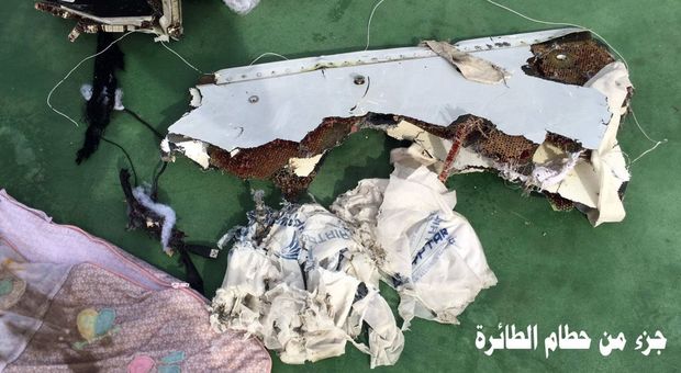 Egyptair, il Cairo sull'aereo caduto: «Nessuna virata prima di sparire»