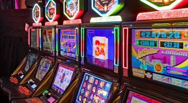 Slot machine in una sala giochi
