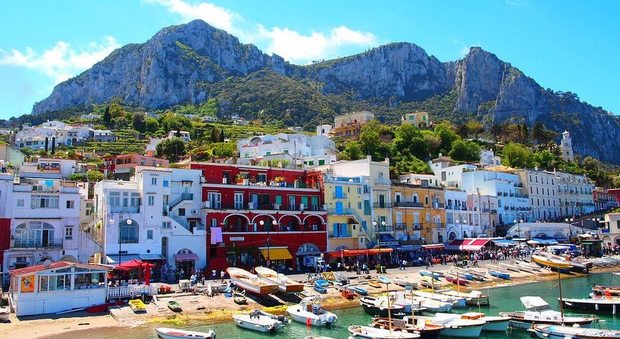 Capri, il borgo marinaro in fiore per la festa di San Costanzo