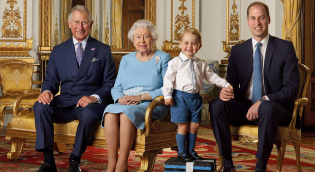 Regina Elisabetta, gli scandali rafforzano il ruolo di Carlo: «Nel 2021 gli cederà il trono»