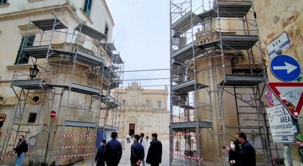 Lecce, impalcature in piazza Duomo: lavori di pulizia della pietra leccese