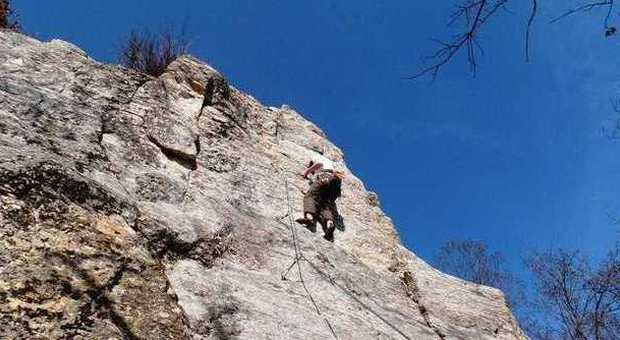 Free climber volano giù dalla parete: trauma cranico e caviglia fratturata