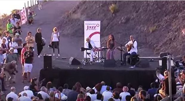 Lazzari felici, sul Vesuvio l'omaggio a Pino Daniele |Video