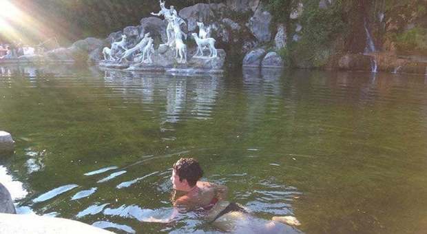 Caserta, la Reggia come un acquapark: turista in bikini nella fontana