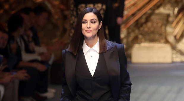 Monica Bellucci torna in passerella: vestita da uomo per Dolce&Gabbana