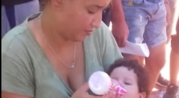 Migranti, mamma allatta la sua bimba dopo il mini-sbarco a Marettimo. La tenera foto sul web