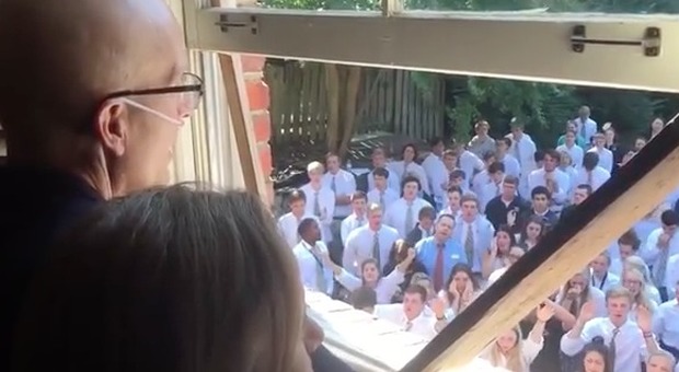 Il prof malato di cancro non ce l'ha fatta: gli studenti avevano cantato sotto la sua finestra