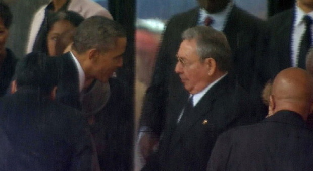 Obama stringe la mano a Castro