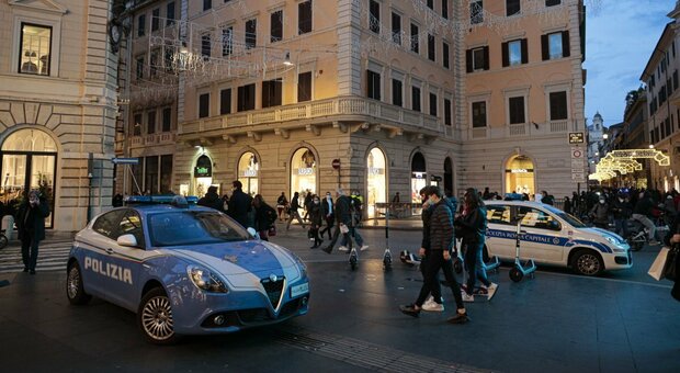 Roma, taglia la gomma ad una volante in via del Corso: arrestato 59enne