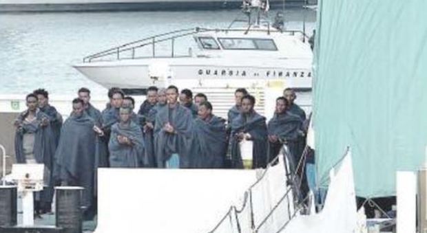 Migranti, proposta dell'Italia al vertice Ue: rotazione dei porti