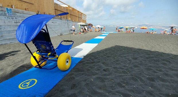 Ercolano, passerella e sedie job per disabili sulla spiaggia pubblica