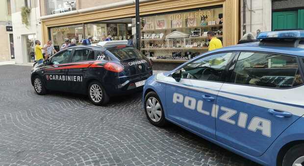 Carabinieri e polizia davanti alla gioielleria Malavolta a San Benedetto