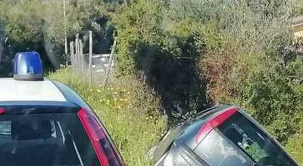 Incidente a Caserta, auto si ribalta e finisce in una scarpata: salvo 60enne