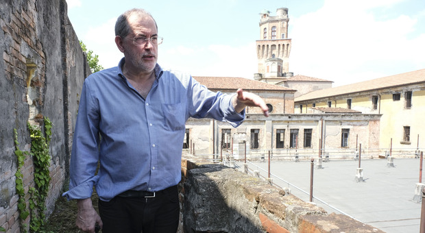 L'assessore Andrea Colasio durante un sopralluogo al Castello Carrarese