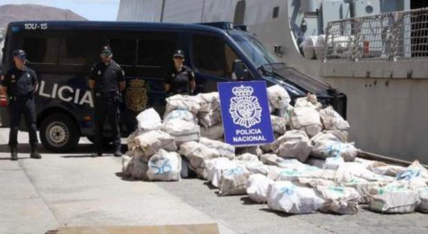 Spagna, sequestro record: bloccate in mare 5,5 tonnellate di cocaina in arrivo dal Sud America