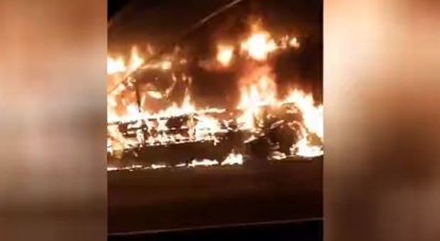 Bus distrutto dalle fiamme sul Gra sfiorato dalle auto