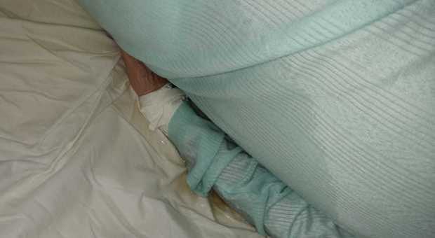 «Mia madre legata al letto d'ospedale e impregnata di urine»: la denuncia choc a Caserta