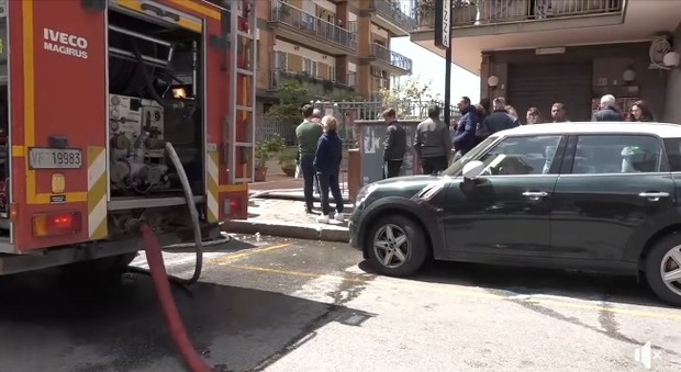 Roma, incendio alla Balduina: 21enne eroe salva coppia di anziani dalle fiamme, l'uomo è grave