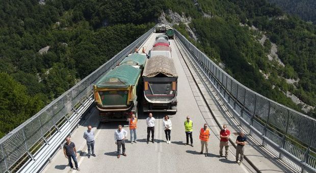 Sul ponte di Valgadena, nel Vicentino, è stata effettuata una prova di carico con 20 camion