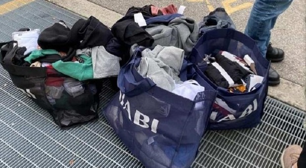 Due ragazze tentano di rubare 113 capi di abbigliamento: portano fuori dal negozio 4 borsoni pieni