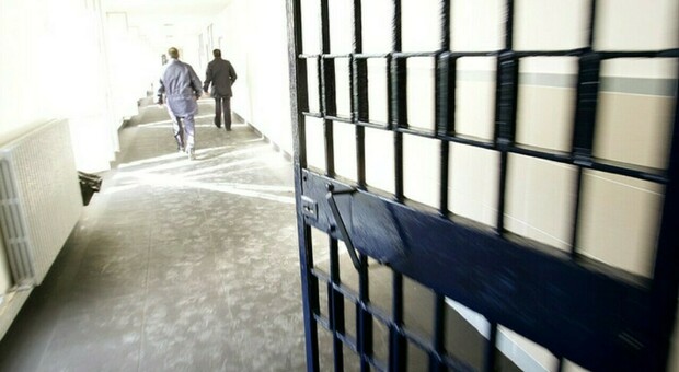 «Pestato in cella dagli agenti: una spedizione punitiva dopo aver protestato»: la denuncia di un detenuto, aperta un'indagine