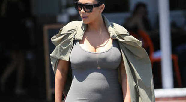 Kim Kardashian incinta, shopping a Los Angeles ​col pancione e senza il reggiseno