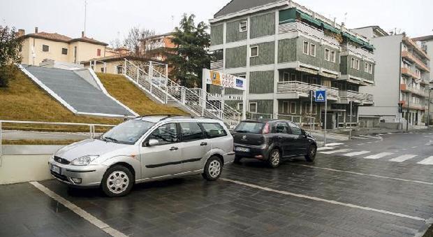 Strisce bianche sull'asfalto, ma non è un parcheggio: auto multate