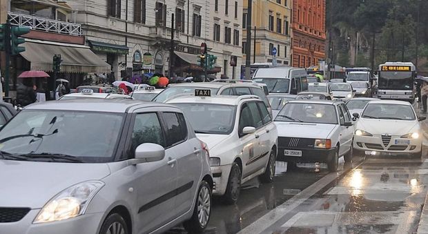Roma, pioggia e incidenti: traffico in tilt dal Gra a Lungotevere