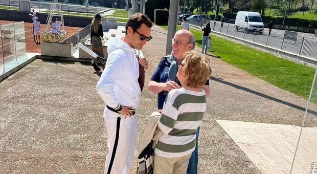 Federer torna a Roma: al Foro Italico con racchetta e completo bianco (ma per il matrimonio di un amico)
