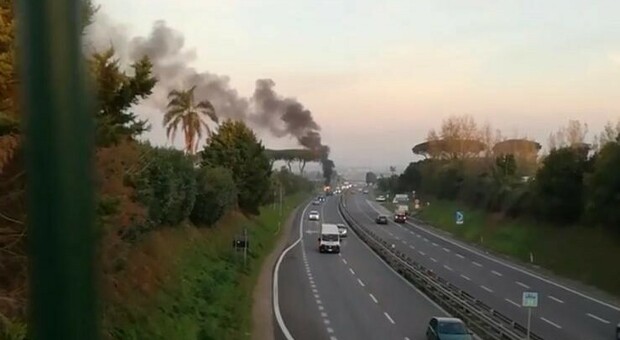 Domitiana, auto in fiamme tra Licola e Varcaturo: pompieri e traffico in tilt