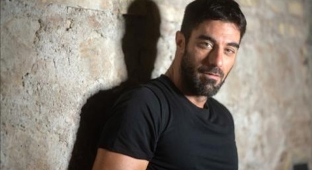 Marco Aceti, 39 anni, fa il vigile del fuoco ma è anche uno stimato attore
