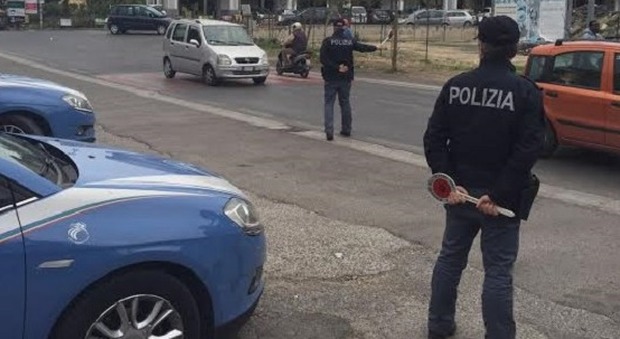 Sicurezza, posti di controllo in città: la polizia arresta tre persone