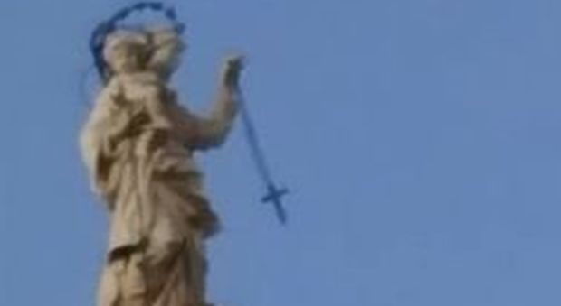 Pompei, il rosario della Madonna oscilla dall'alto del Santuario: «Un miracolo»