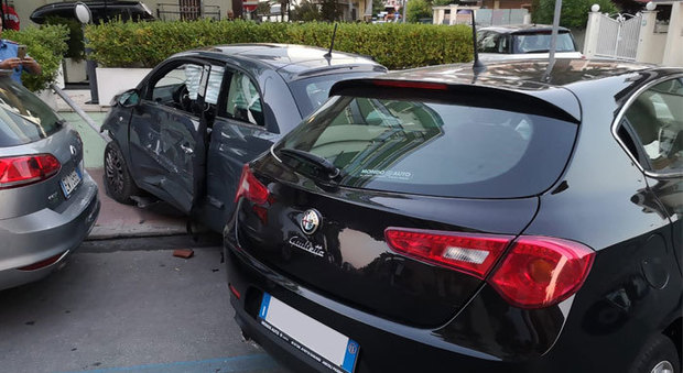 San Benedetto, scontro tra auto: sei feriti, è grave una ragazza travolta