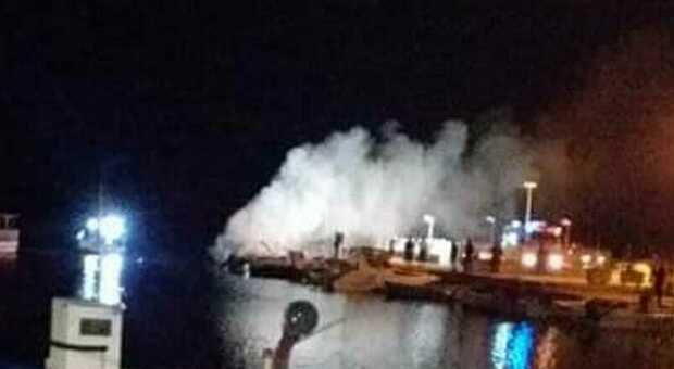 Paura a Porto Cesareo: barca prende fuoco nella notte