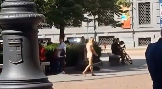 Gira nuda nel centro di Milano e nessuno la ferma. Ecco cosa succede Foto