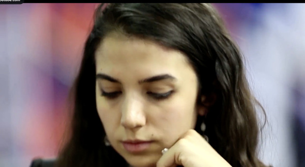 La giovane scacchista iraniana potrebbe trasferirsi a Madrid e salvarsi dalla tortura, gli Ayatollah non la perdonerebbero