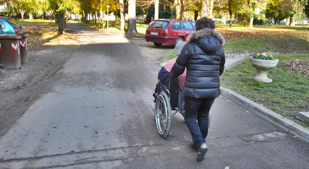 Anziana invalida lasciata senza carrozzina