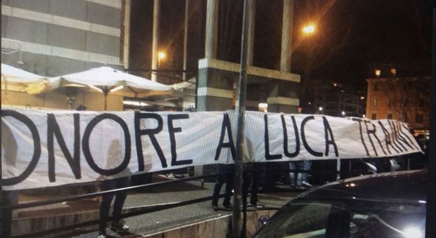 Macerata, striscione choc a Ponte Milvio: «Onore a Luca Traini»