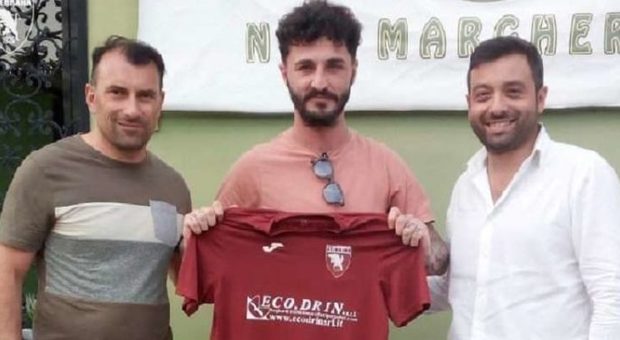 «Picchia la compagna», il calciatore dell'Acerrana arrestato negli spogliatoi prima del derby