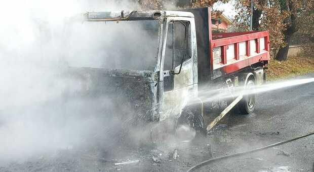 Faleria, prende fuoco un mezzo per la manutenzione stradale: paura e danni