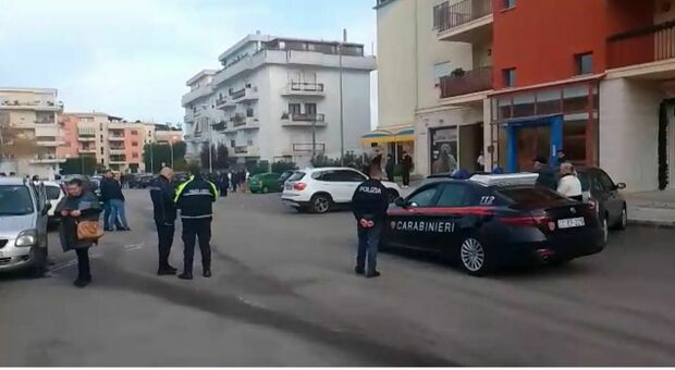 Non si ferma all'alt dei carabinieri e nella fuga tampona sette auto: due feriti gravi. E scatta l'arresto