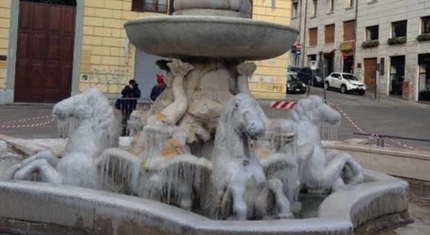 Fontana dei Cavalli, effetti speciali E in tanti vanno a scattare foto
