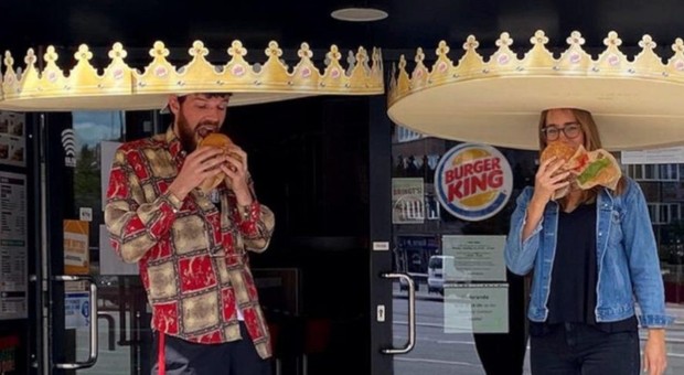 Corone di cartone gigantesche per mantenere le distanze: l'idea di Burger King anti-covid 19