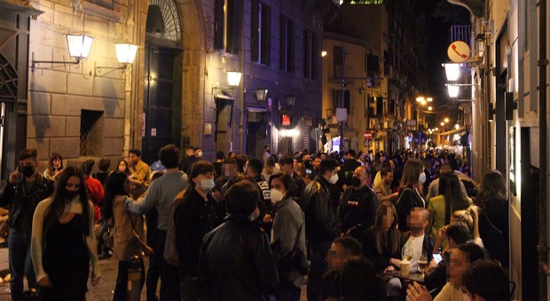 Movida a Napoli, controlli a Chiaia: sanzionato un bar che non rispettava le norme anti-Covid