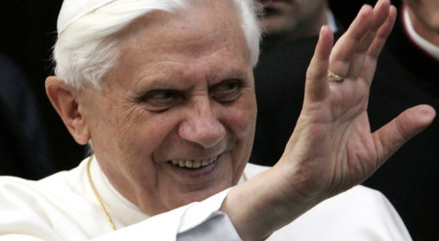 Ratzinger, il Laterano torna a riempirsi per la salute di Benedetto XVI. «Quando vorrà Dio lo porterà in paradiso»