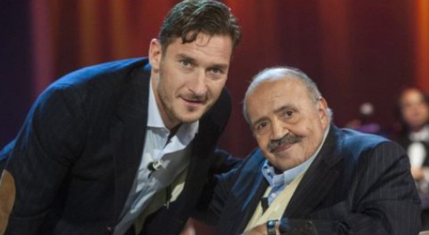 Maurizio Costanzo, l'omaggio di Totti: «Riposa in pace maestro, sarai sempre nel mio cuore»